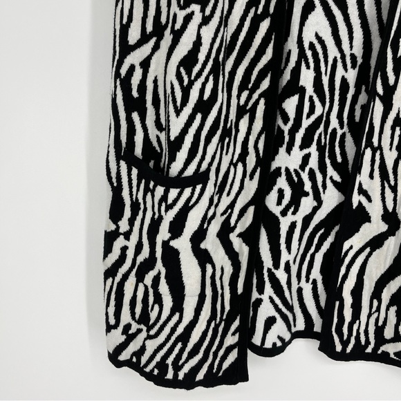 Chico's Vest Animal Print Tribal Long Black & White Pockets Sleeveless Size 8 - Picture 3 of 4